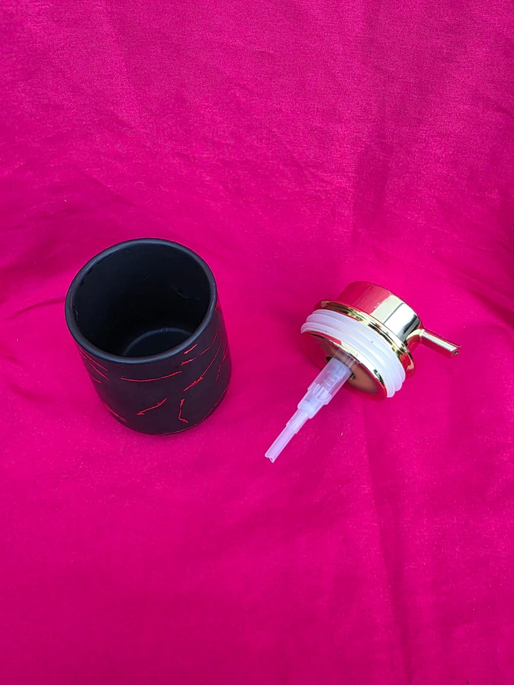 Distributeur de savon en céramique – Noir & Or / Blanc & Or